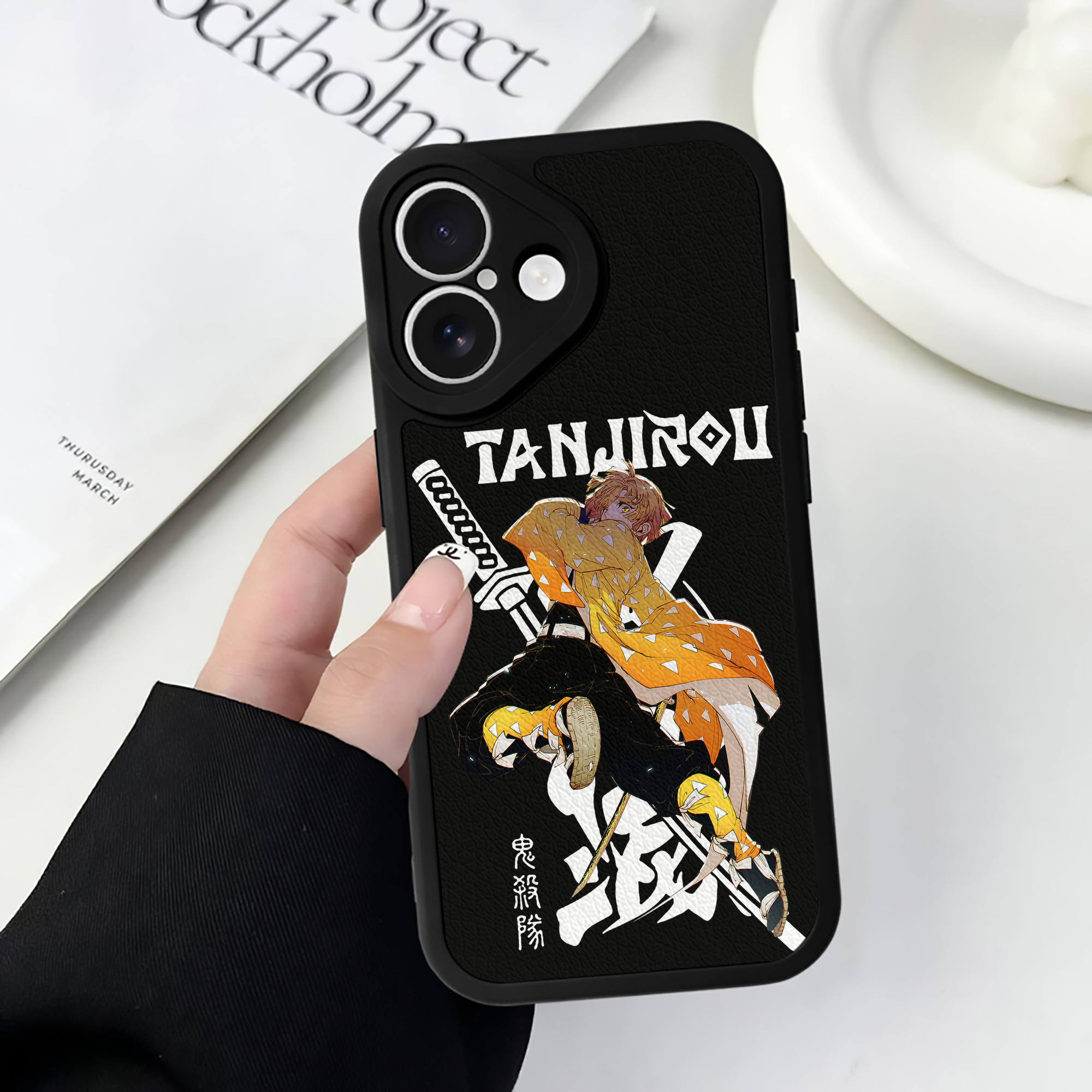 （画像用） 鬼滅の刃（きめつのやいば）我妻 善逸／あがつま ぜんいつ Agatsuma Zenitsu 【iPhone 16シリーズ対応】シリコンスマホケース（レザー調） 材質：シリコン